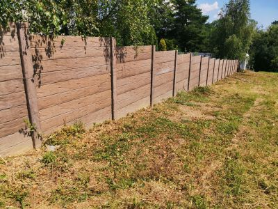Doskový plot hnedá, povrch reliéfny drevo 