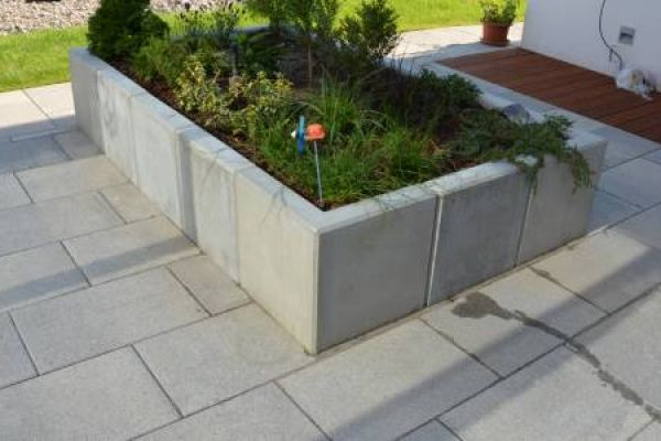 Úpravy svažitých zahrad pomocí betonových zahradních stěn