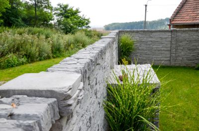 Deskový plot přírodní, povrch reliéfní kámen 